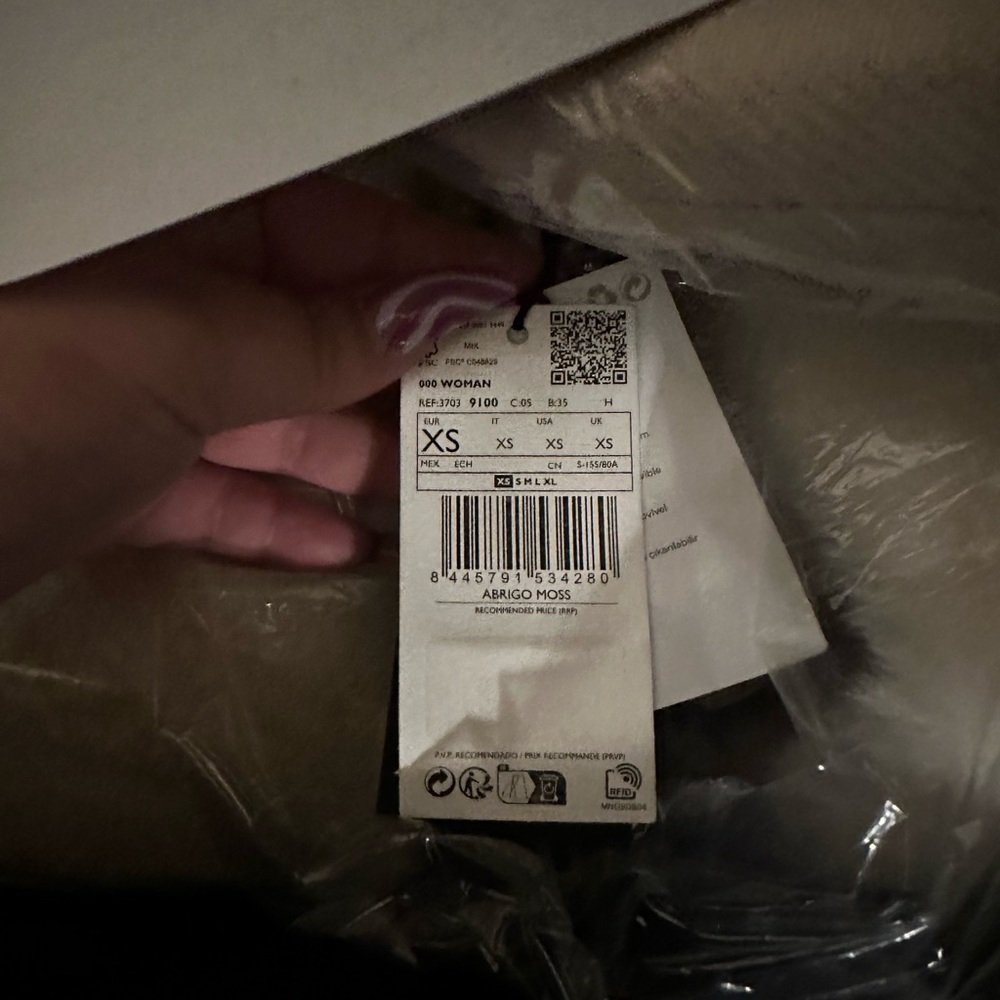 Brand new . Never worn .
